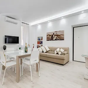 Bmga L The White Crown In Testaccio Apartment